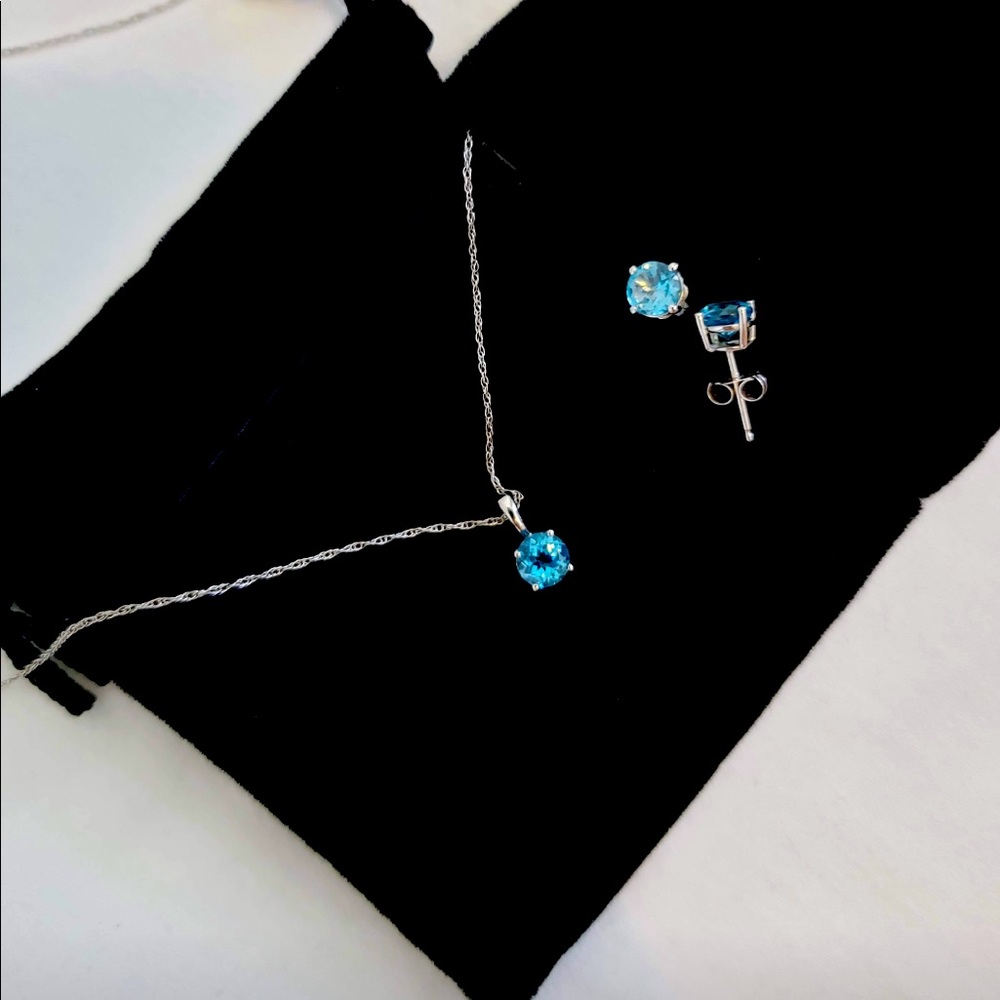 14K WHITE GOLD NECKLACE AND EARRINGS SET.